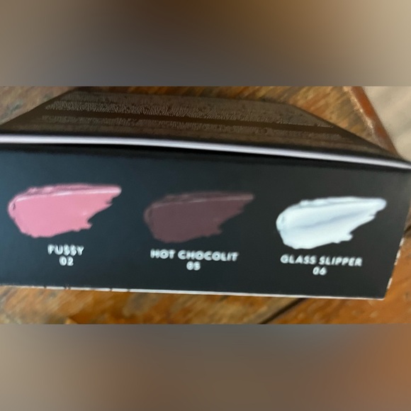 Irresistible shine and nourishing wear.3 colors-hot chocolate, fussy and shine - Picture 3 of 4